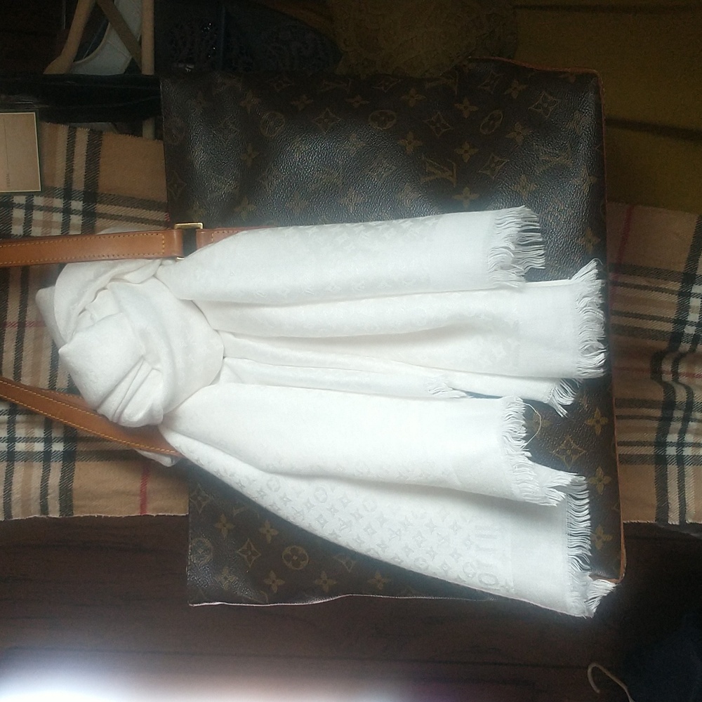 ISO!🙏 Louis Vuitton Monogram Jacquard Weave Ecru Wool Rectangular Fringe Scarf - Picture 8 of 17